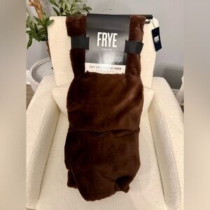 FRYE cozy and soft faux fur 50x70